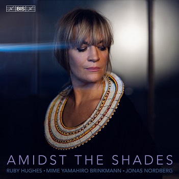 Cover van Hughes, Ruby – Britten, Dowland & Holborne: Amidst the Shades
